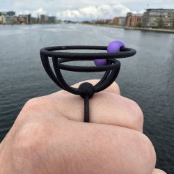 Mundr i Rummet Ring med bevgelige kugler - sort/lilla 