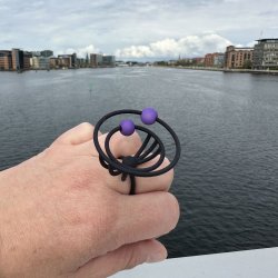 Mundr i Rummet Ring med bevgelige kugler - sort/lilla 