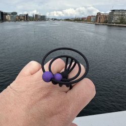 Mundr i Rummet Ring med bevgelige kugler - sort/lilla 